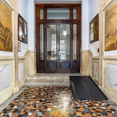 Apartment Guesthost - Flat-2 Min Walk The Cathedral!